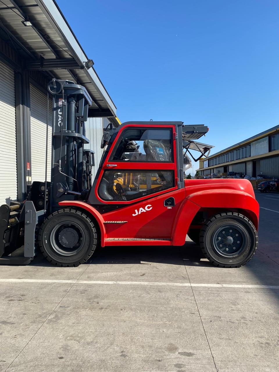 Grúa horquilla 10 toneladas JAC de IPM Rental en terreno