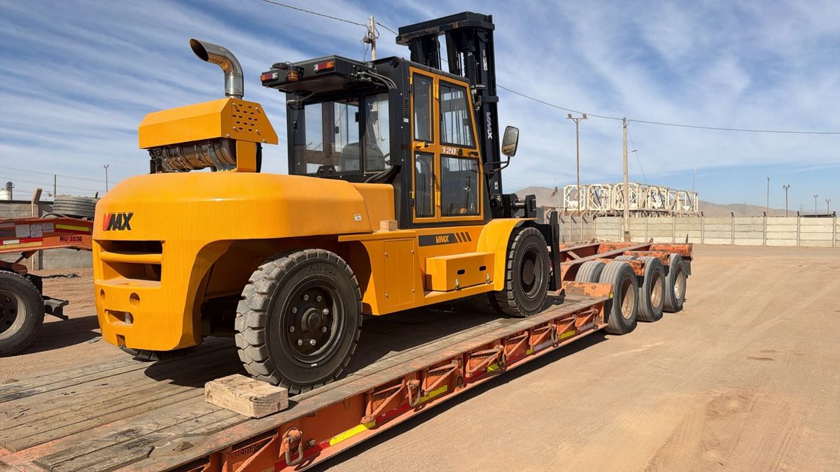 Grúa horquilla 12 toneladas VMAX (motor Cummins) de IPM Rental en terreno