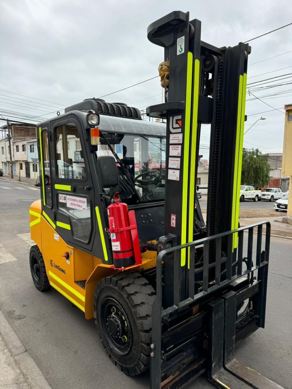 Grúa horquilla 3,5 toneladas CAT / Hyundai / Luigong de IPM Rental en terreno