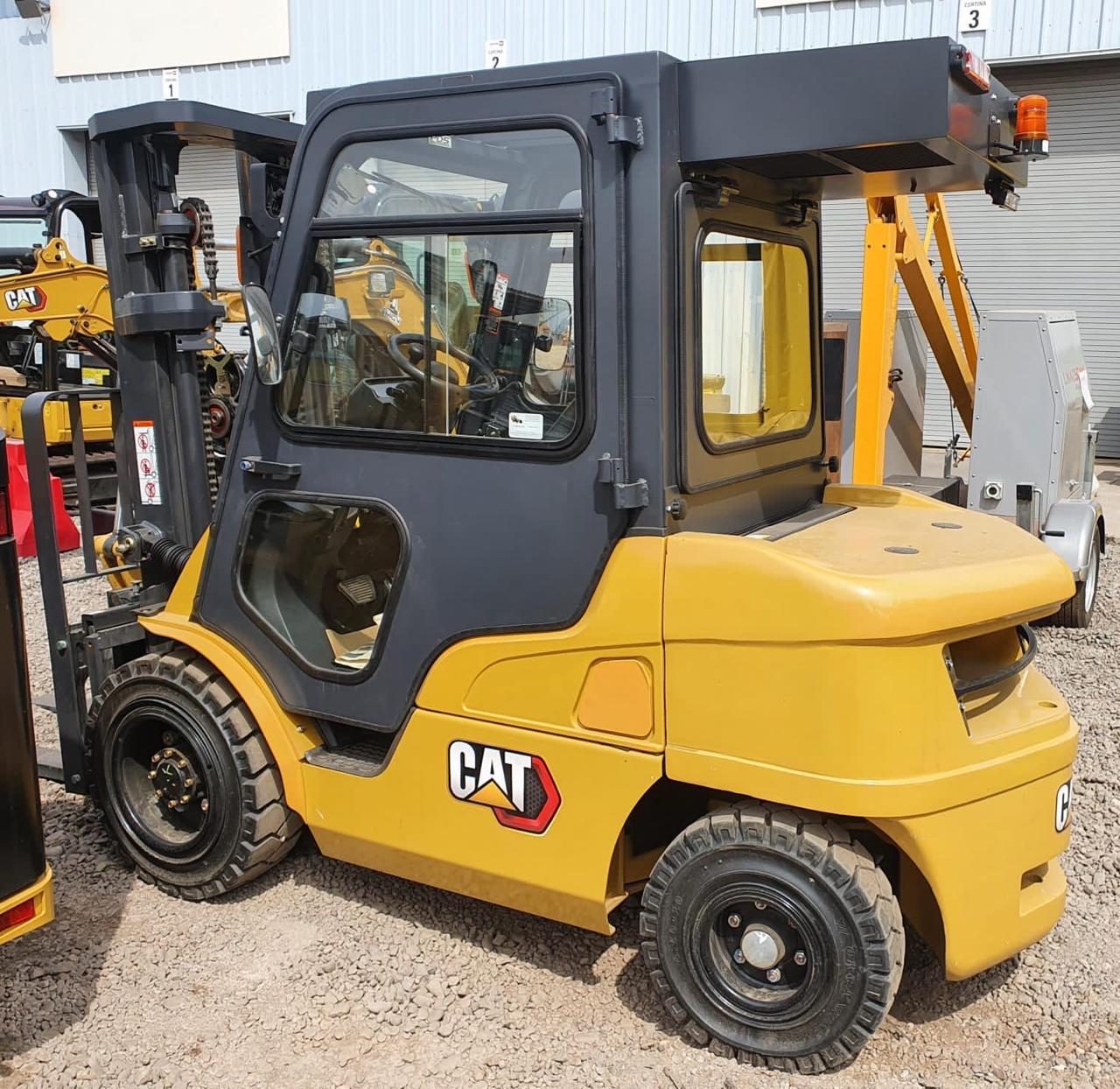 Grúa horquilla 3,5 toneladas CAT / Hyundai / Luigong de IPM Rental en terreno