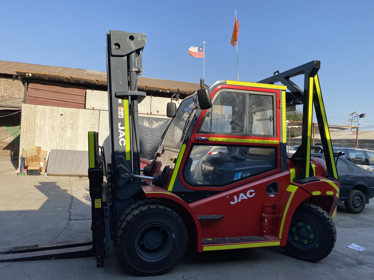 Grúa horquilla 7 toneladas JAC (motor Isuzu) de IPM Rental en terreno