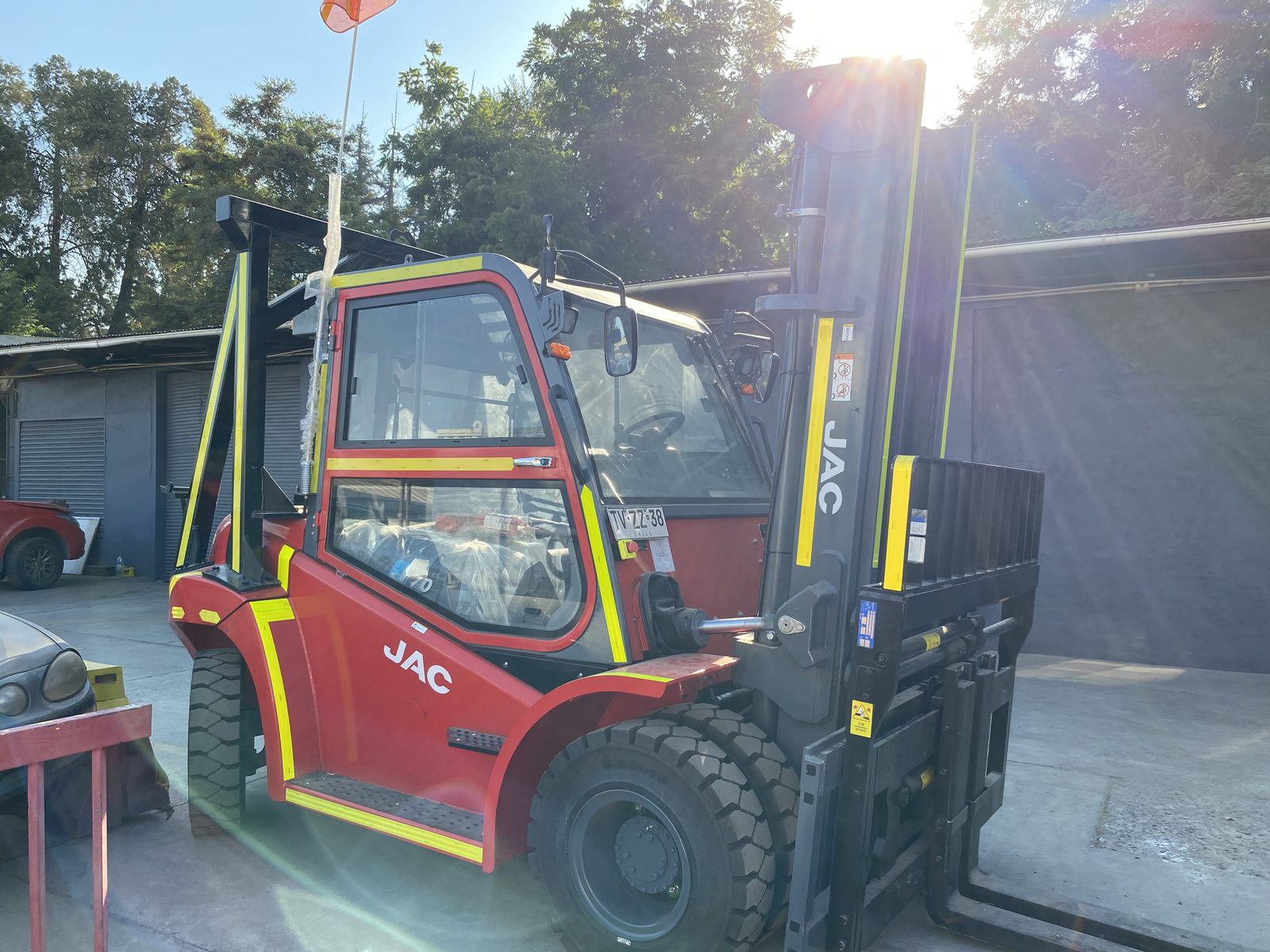 Grúa horquilla 7 toneladas JAC (motor Isuzu) de IPM Rental en terreno